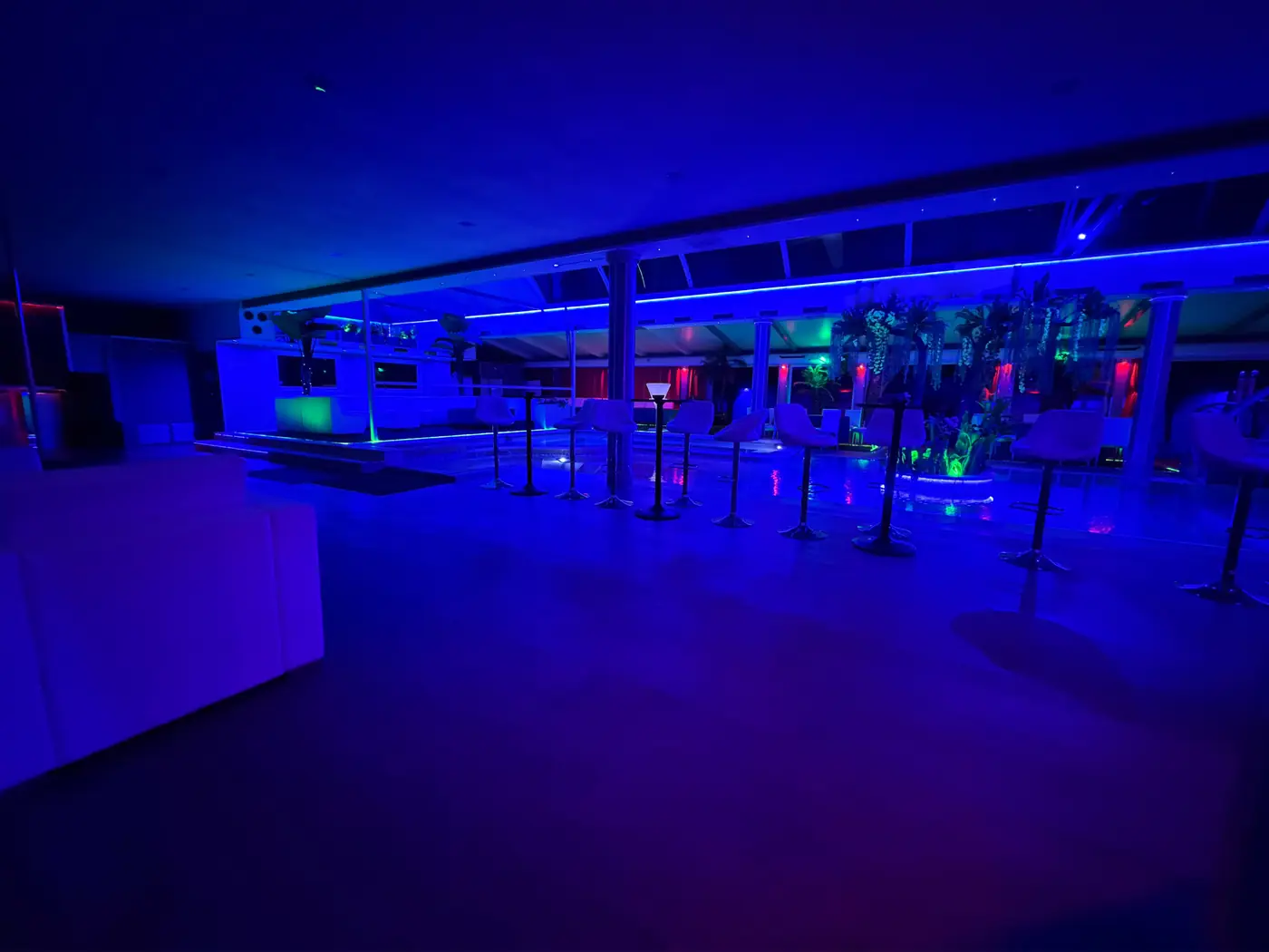 Area piscina e lounge by night